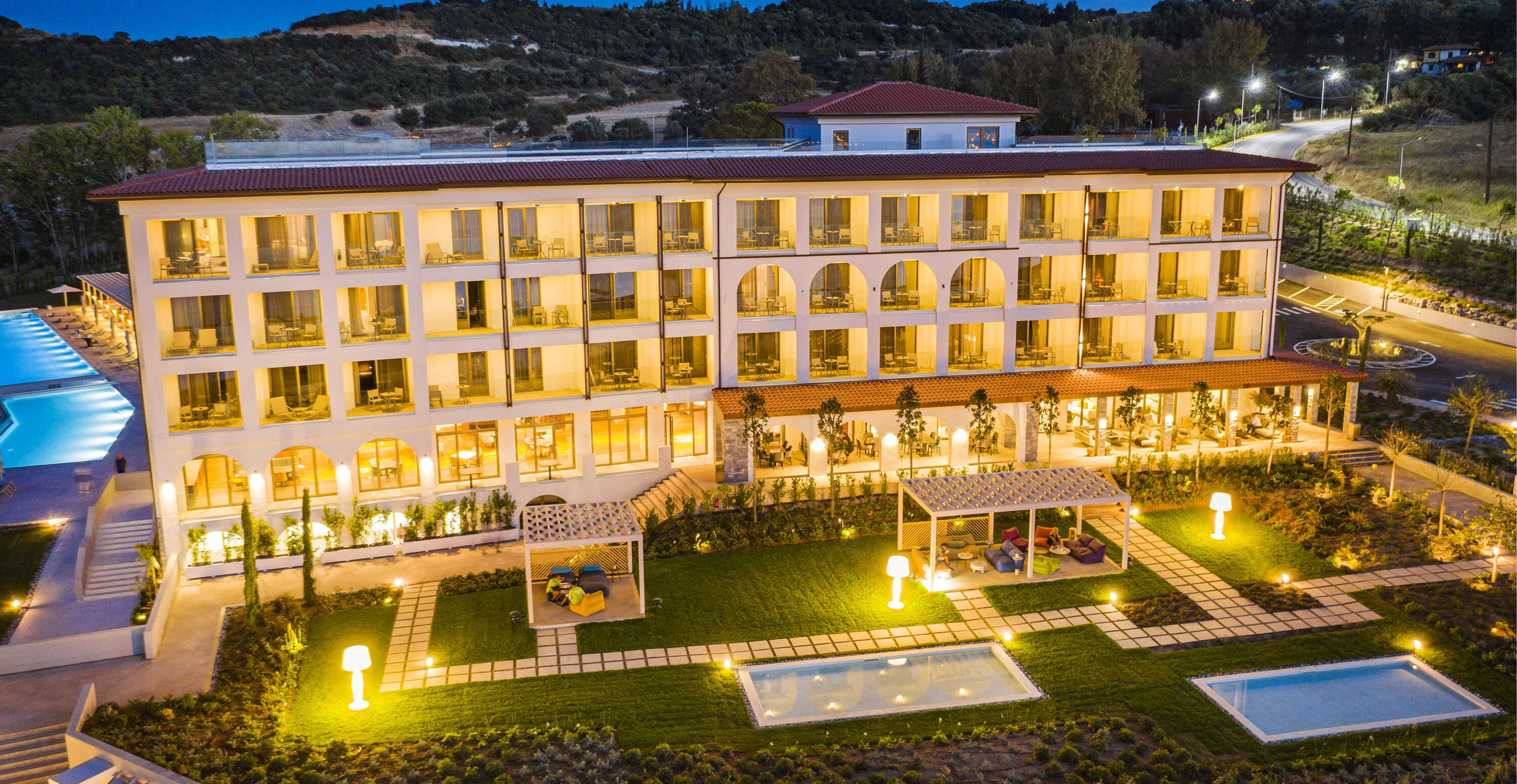 Hotel Mount Athos noću.jpg
