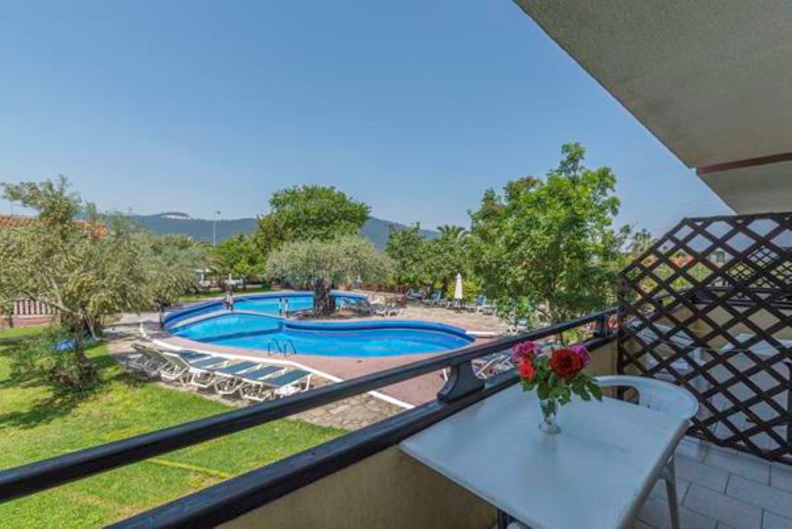 Natasa Hotel - Thassos pogled sa terase.jpg
