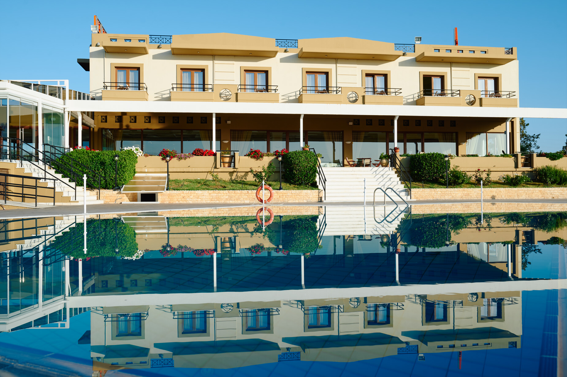 Hotel Nefeli-Bazen.jpg