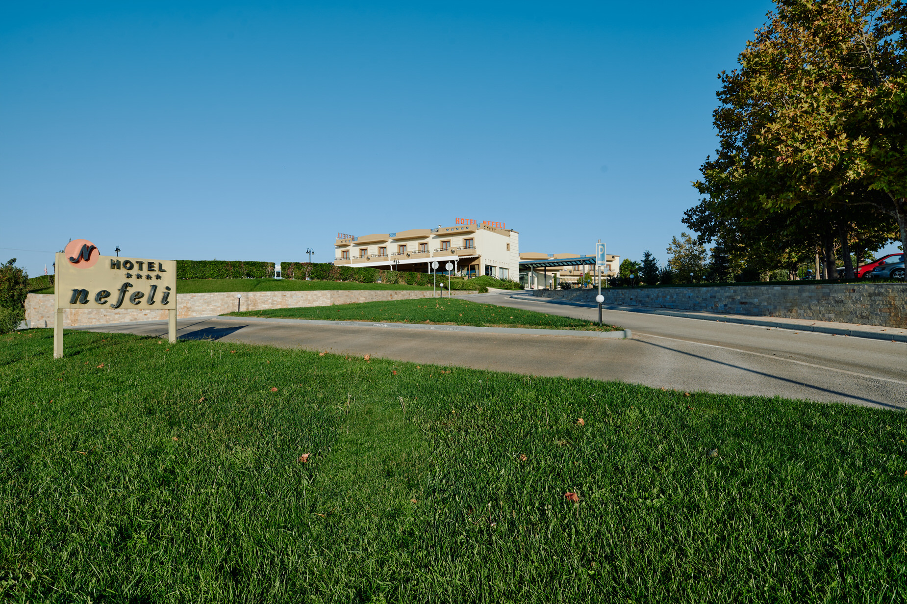 Hotel Nefeli-Prilaz hotelu.jpg