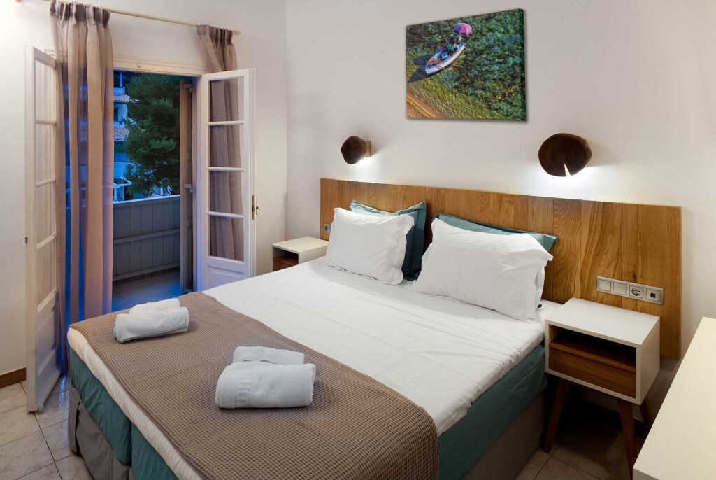 Nefeli hotel - francuski ležaj.jpg