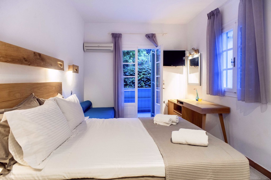 Nefeli hotel - pogled na bračni krevet.jpg