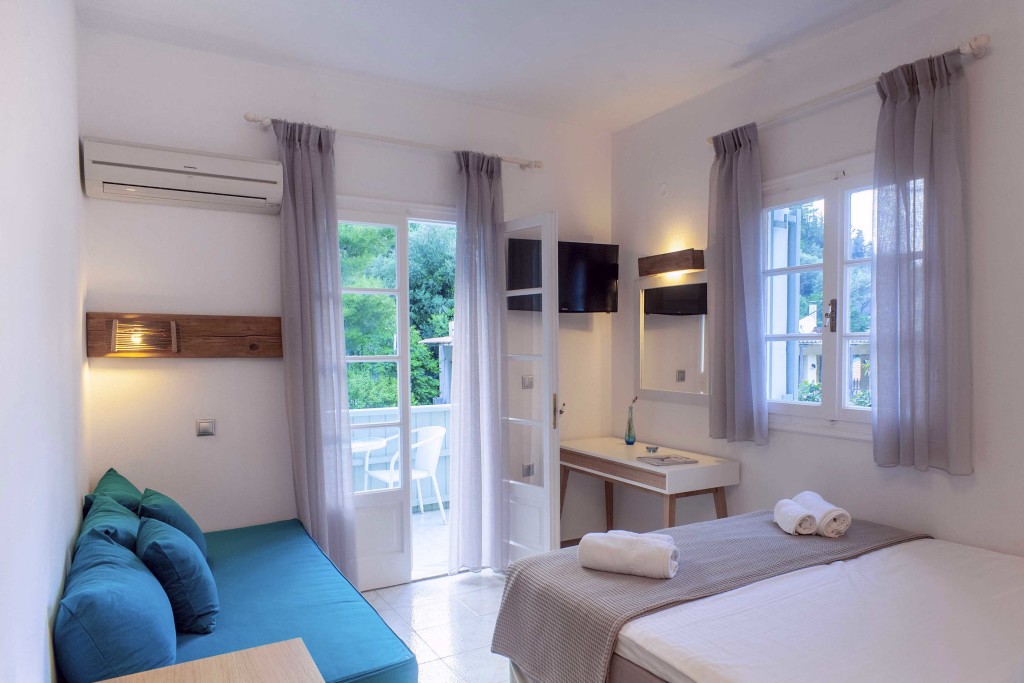 Nefeli hotel - pogled na sobu iz drugog ugla.jpg
