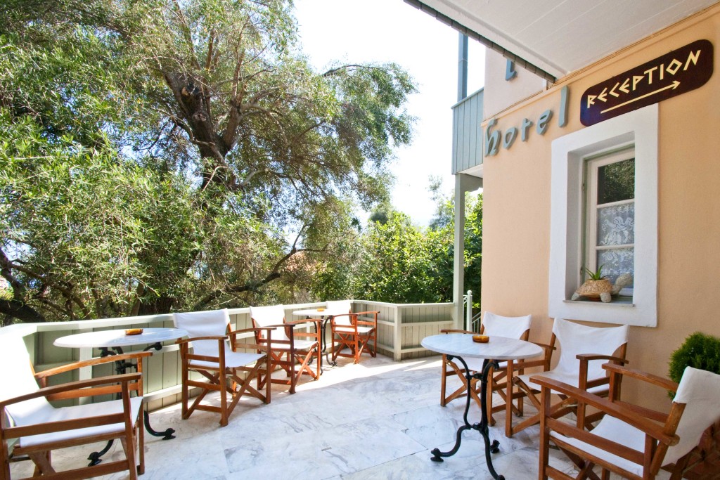 Nefeli hotel - stolovi ispred hotela.jpg