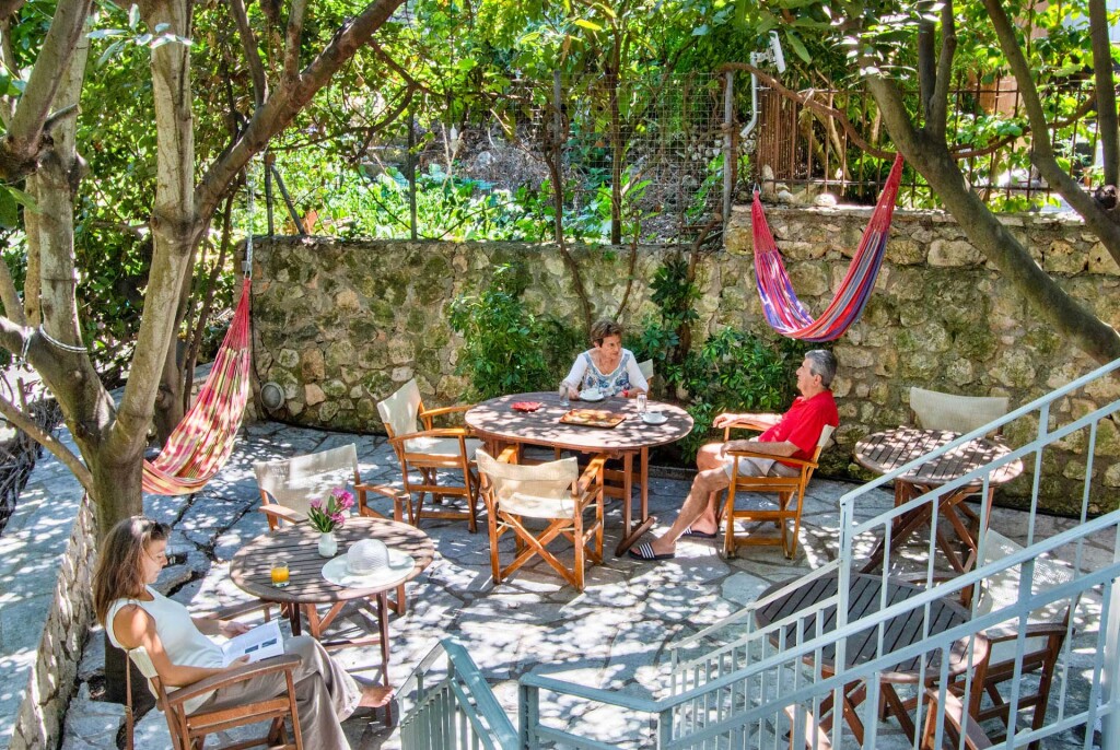 Nefeli hotel - stolovi u bašti.jpg