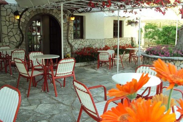 Nostos hotel - bašta restorana.jpg