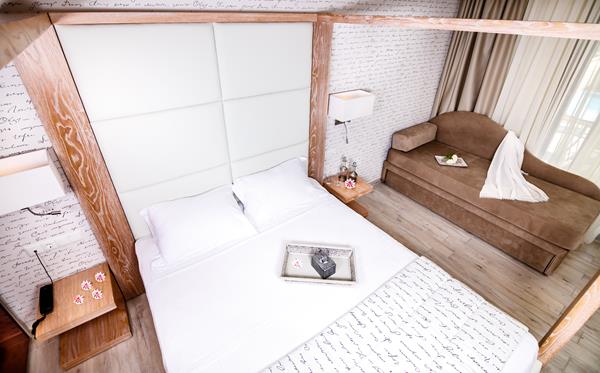 Notos deluxe suites - enterijer suita.jpg