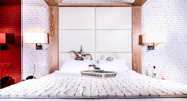 Notos deluxe suites - soba sa bracnim krevetom.jpg