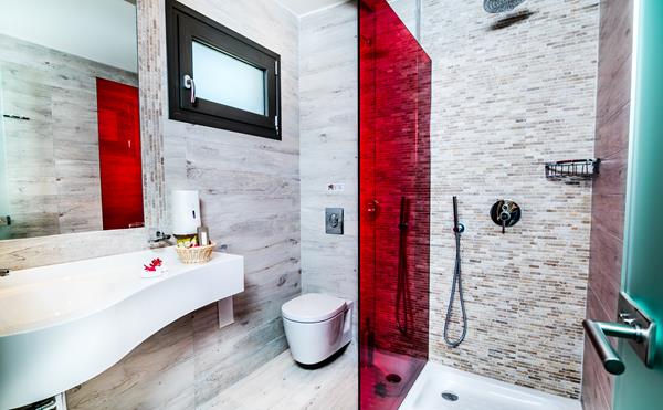 Notos deluxe suites kupatilo sa tus kabinom.jpg