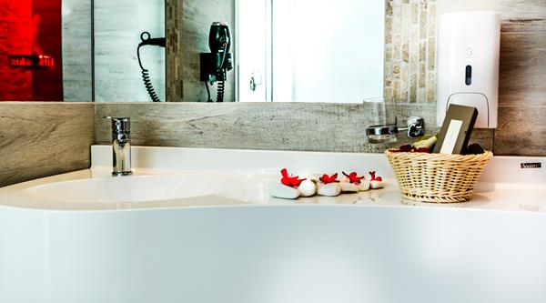 Notos deluxe suites kupatilo.jpg