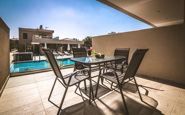 Notos deluxe suites terasa sa pogledom na bazen.jpg