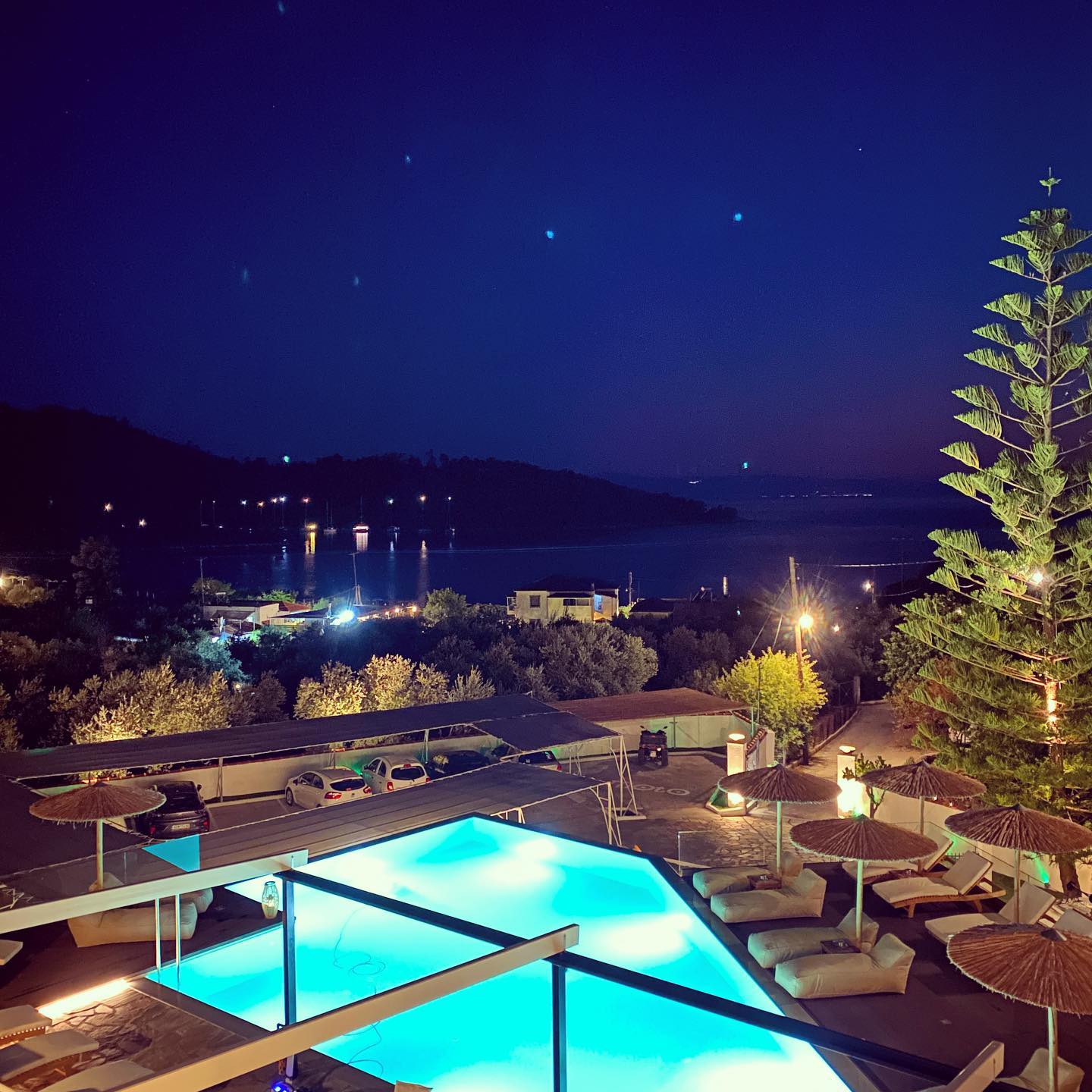 Panormos Beach - bazen nocu.jpg