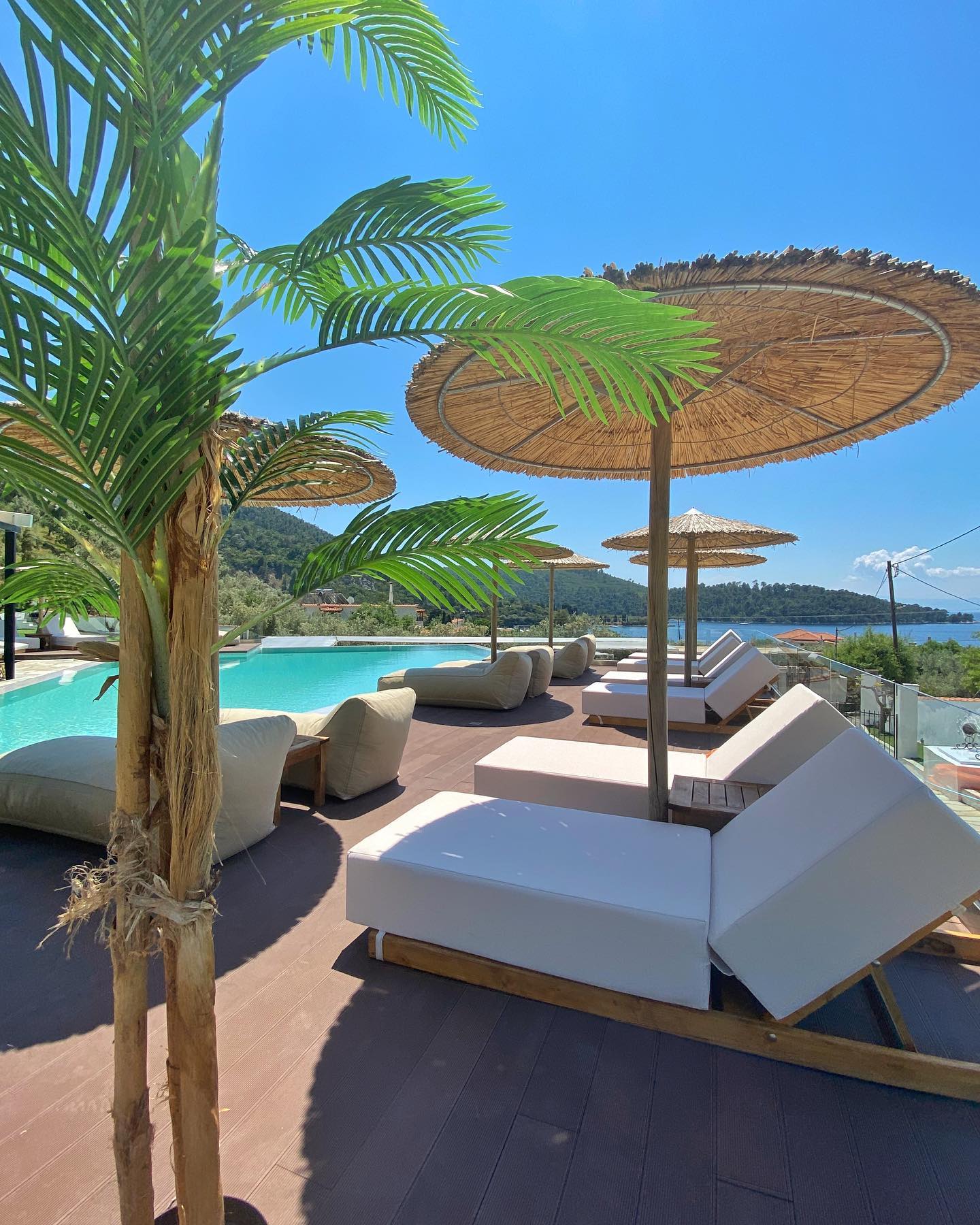 Panormos Beach - lezaljke pored bazena.jpg