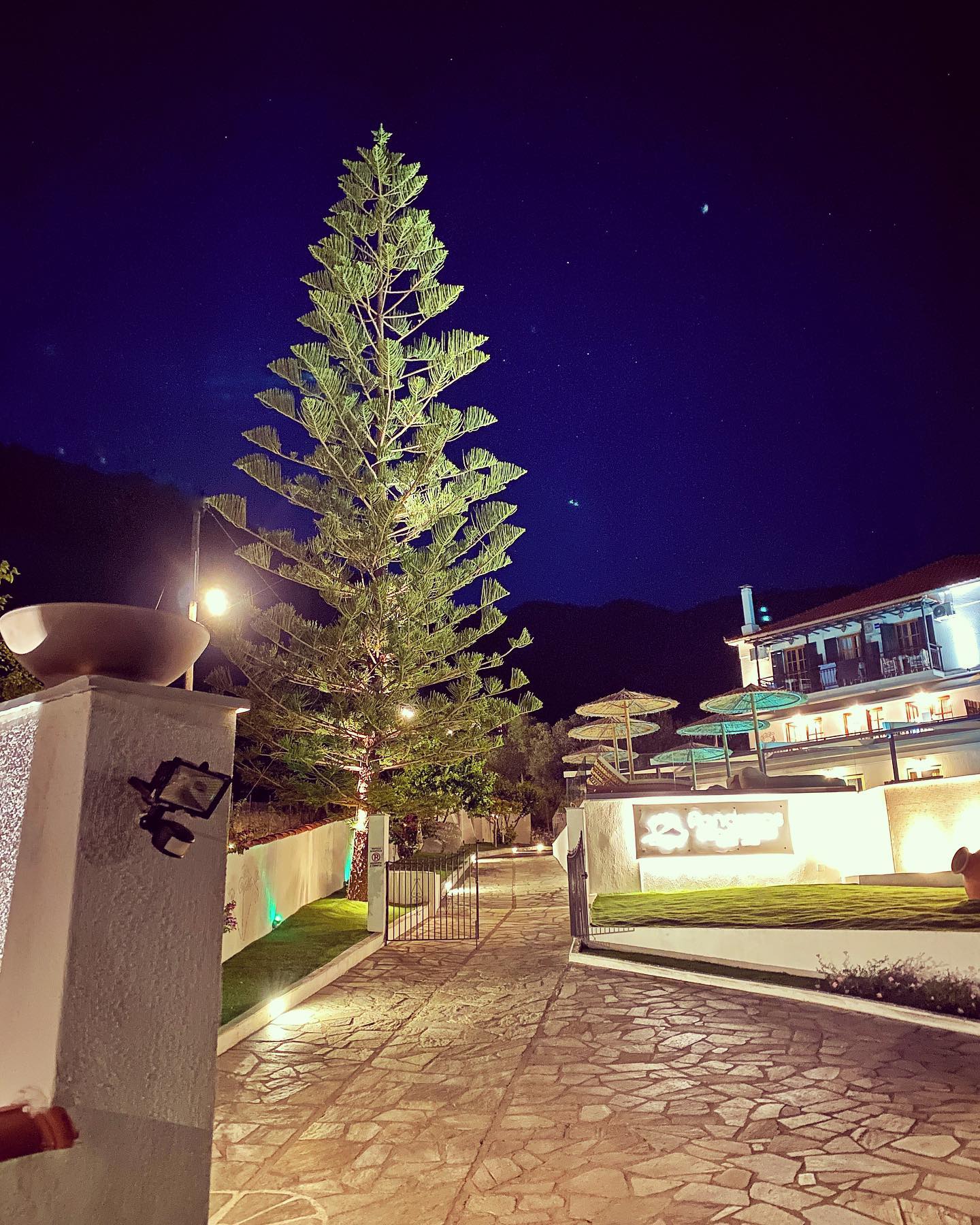Panormos Beach - ulaz u hotel.jpg