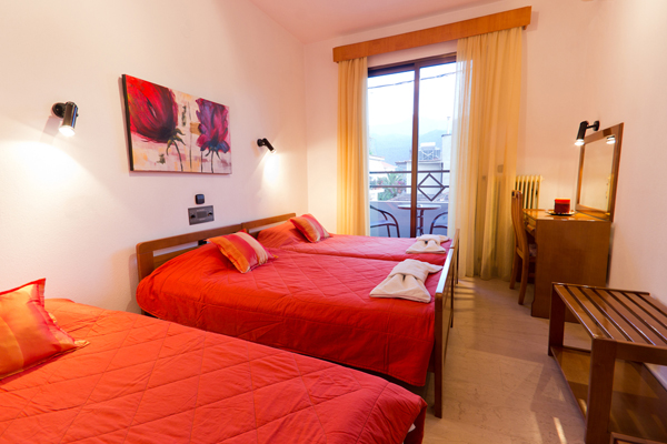 Pavlidis hotel - soba sa tri kreveta.jpg