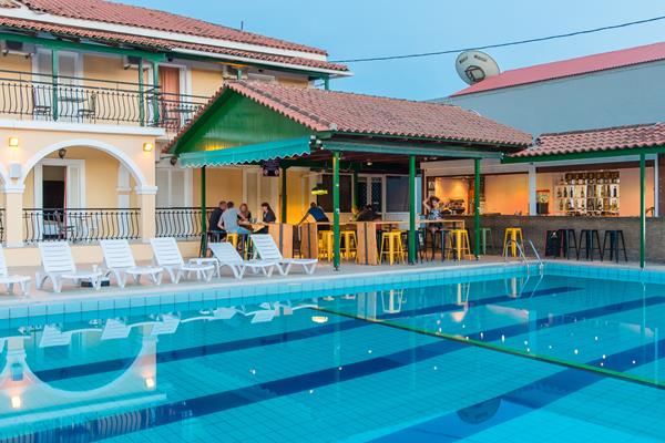 Perkes Hotel Complex - bar pored bazena.jpg