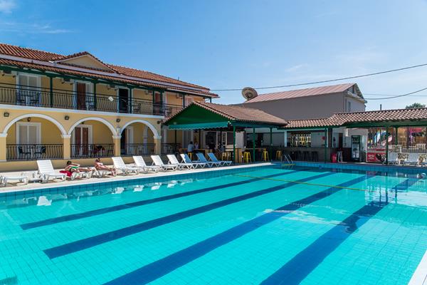 Perkes Hotel Complex - bazen iz jos jednog ugla.jpg