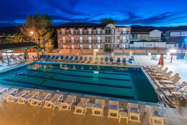 Perkes Hotel Complex - bazen nocu.jpg
