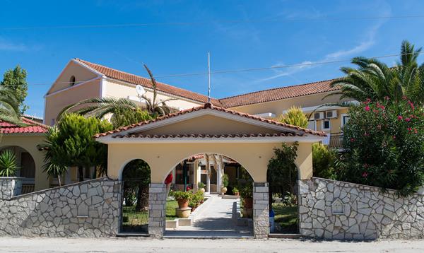 Perkes Hotel Complex - kapija objekta.jpg