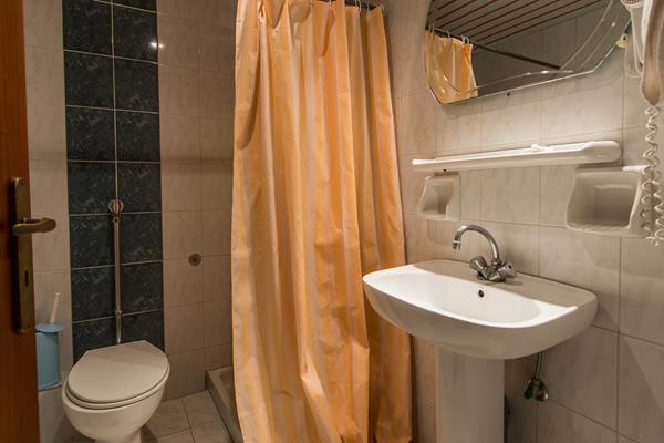 Perkes Hotel Complex - kupatilo drugi ugao.jpg