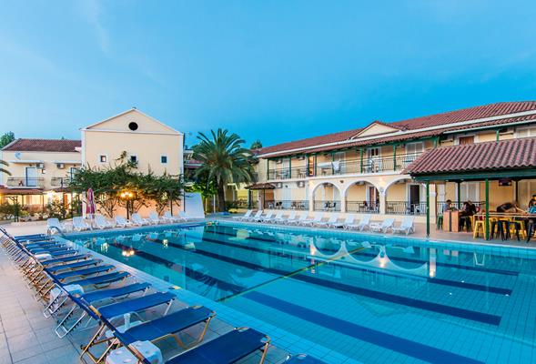 Perkes Hotel Complex - lezaljke oko bazena.jpg