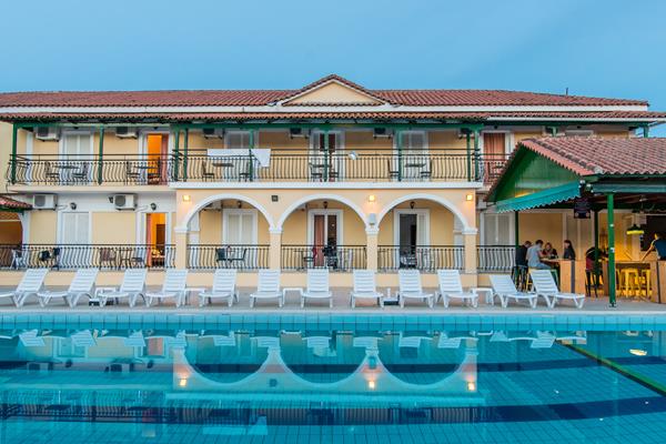 Perkes Hotel Complex - lezaljke pored bazena.jpg
