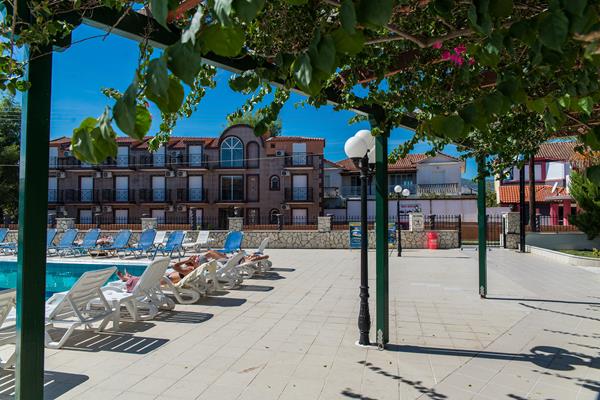 Perkes Hotel Complex - ležaljke i suncobrani pored bazena.jpg