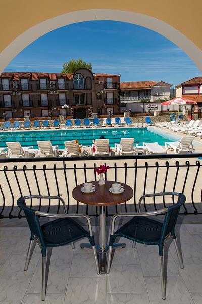 Perkes Hotel Complex - pogled na bazen.jpg