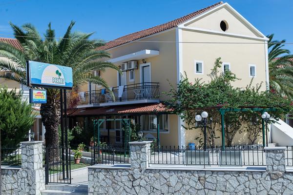 Perkes Hotel Complex - pogled na objekat.jpg