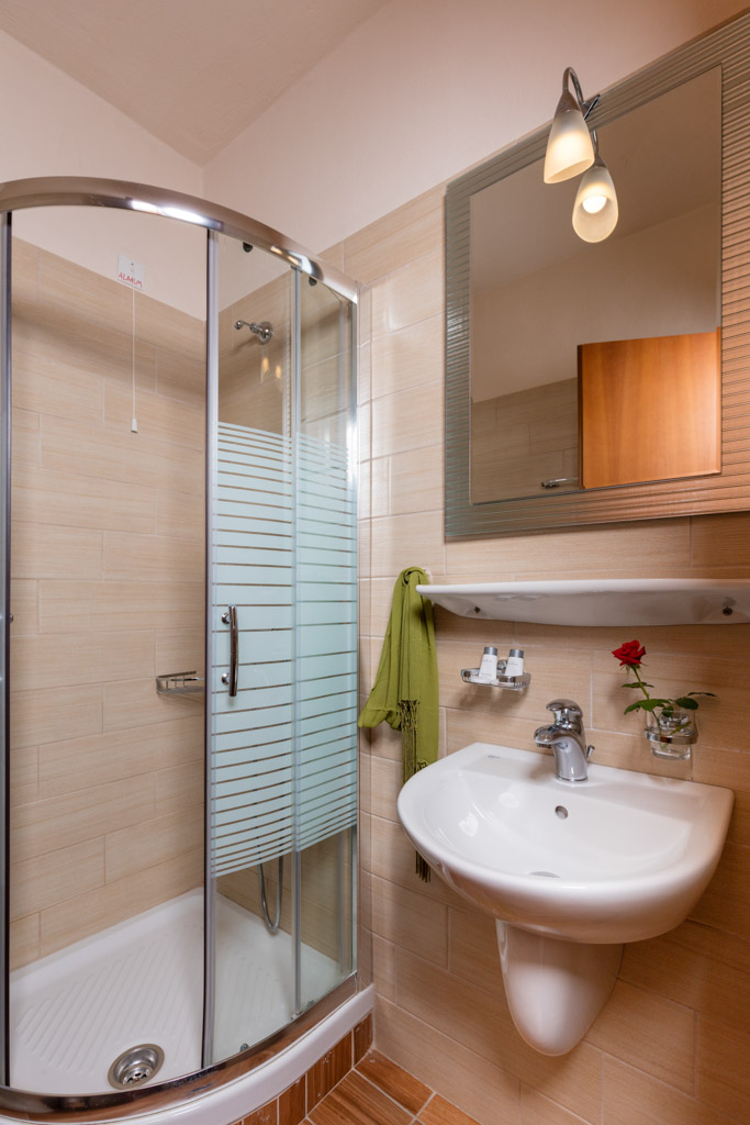 Philoxenia Inn - tuš kabina.jpg