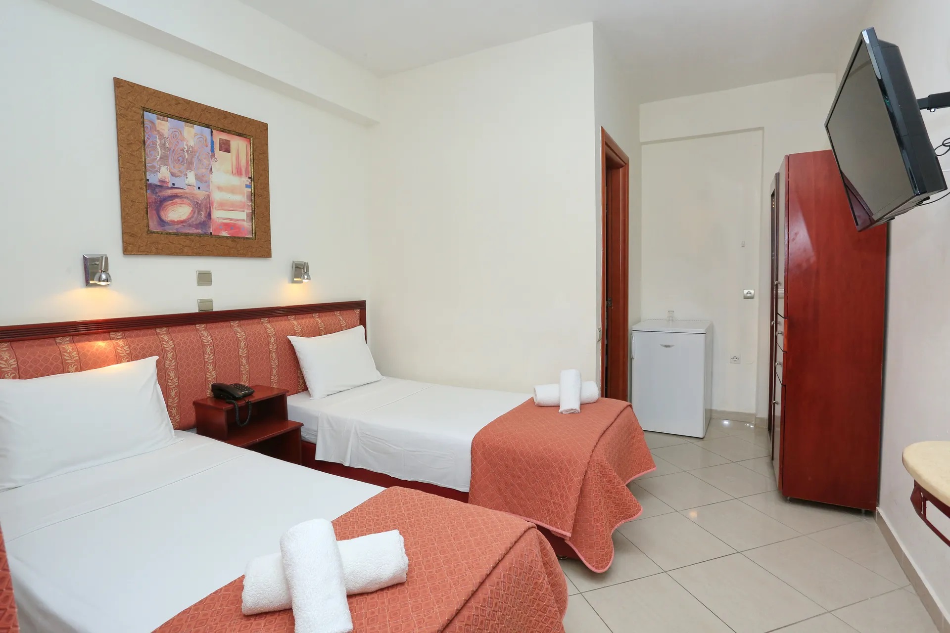 Hotel Philoxenia-Standardna soba pogled bazen.jpg