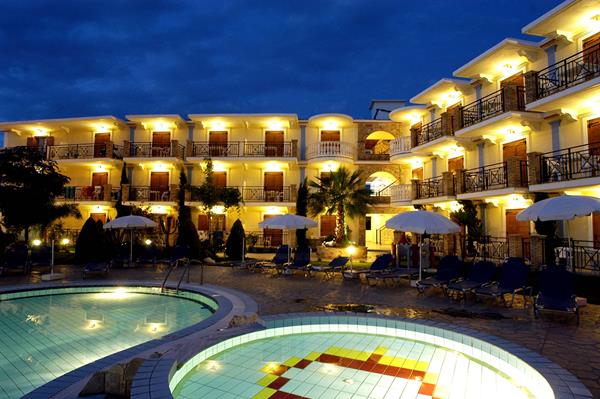 Plaza Pallas hotel - bazen nocu.jpg