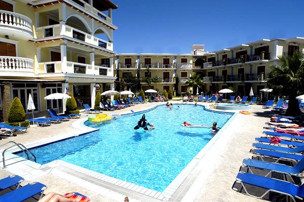 Plaza Pallas hotel - pogled na bazen.jpg
