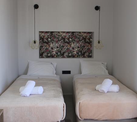 Plaza Pallas hotel - pogled na lezajeve.jpg