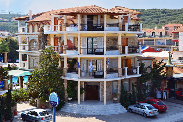 Plaza Pallas hotel - ulaz u hotel.jpg