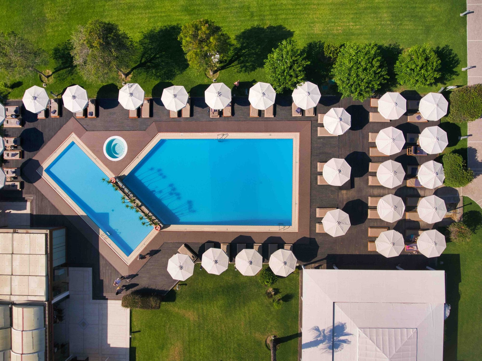 Princes resort Skiathos - bazen iz pticje perspektive.jpg