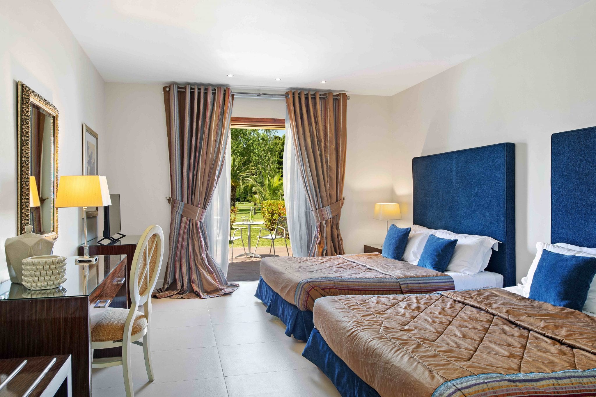 Princes resort Skiathos - još jedna soba sa dva francuska lezaja.jpg