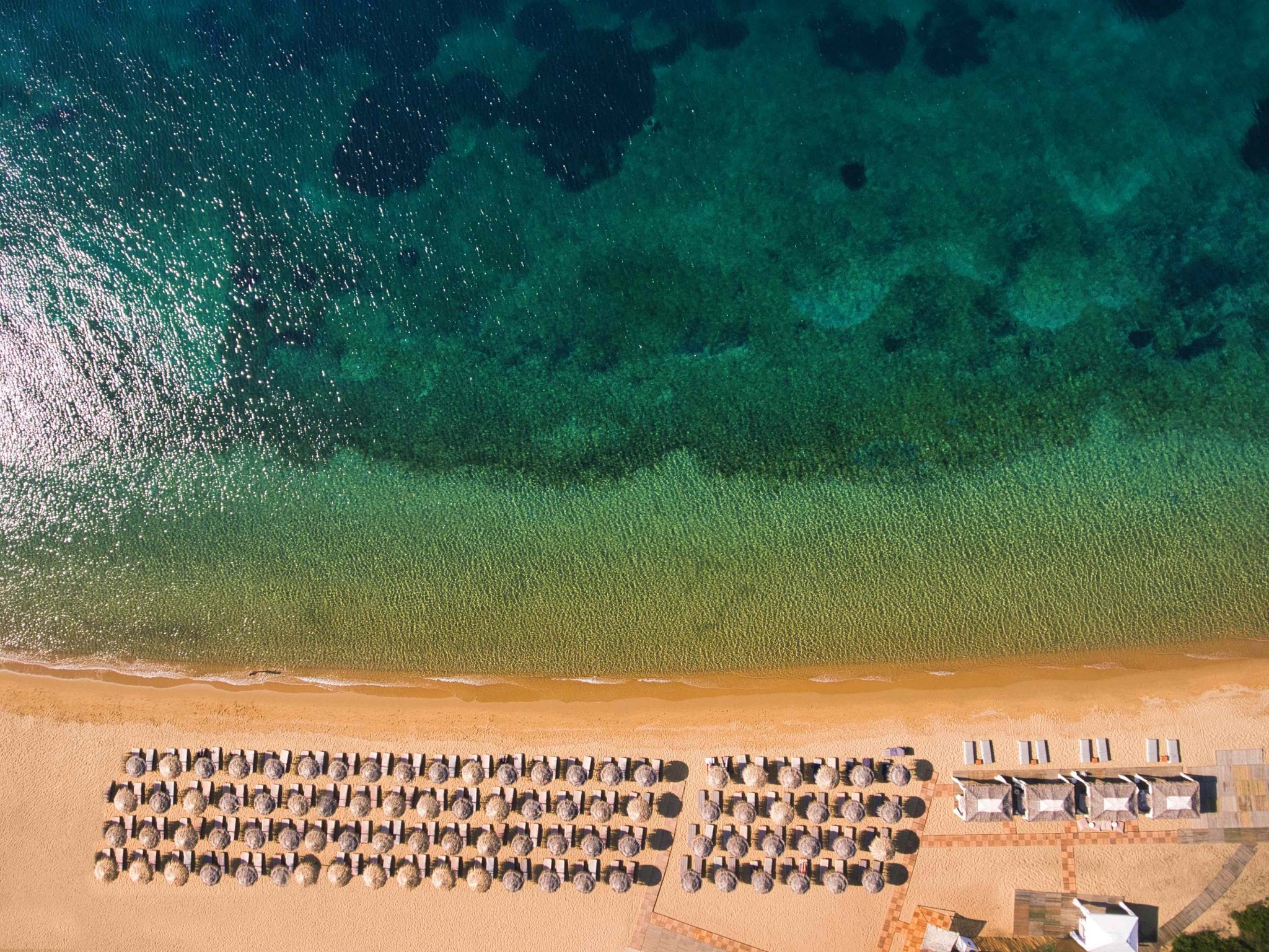 Princes resort Skiathos - plaža hotela iz pticje perspektive.jpg