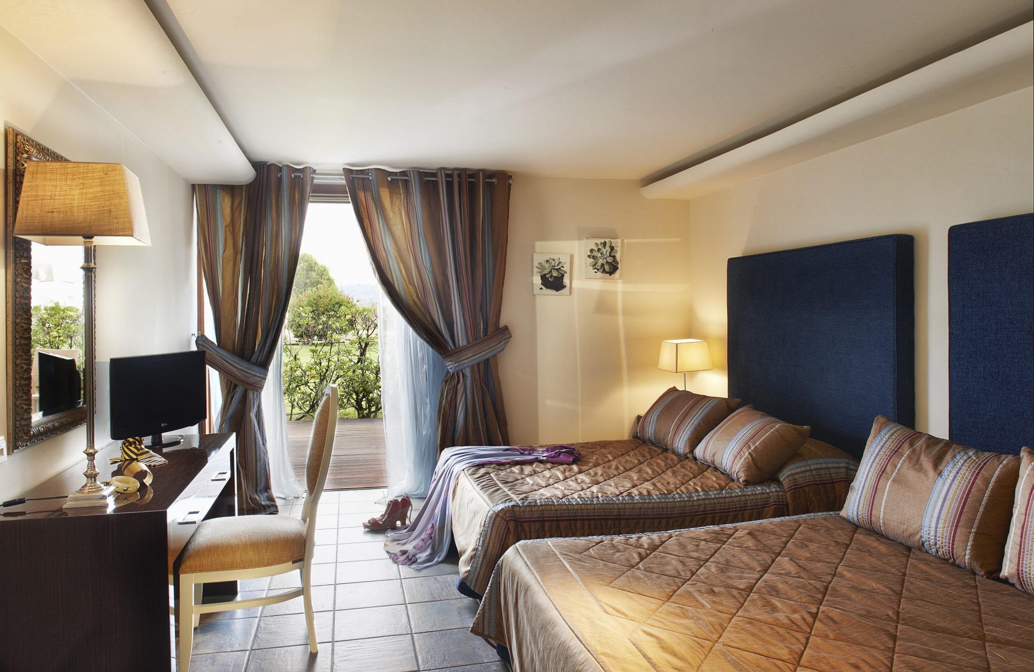 Princes resort Skiathos - soba sa dva francuska lezaja.jpg