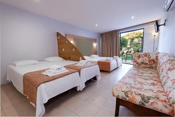 Punta Hotel - lezajevi i sofa.jpg