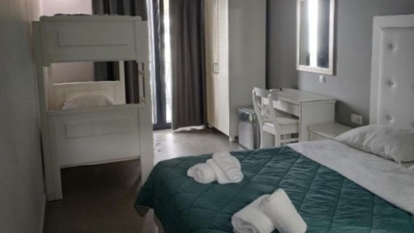 Hotel Rachoni Imperial-Cetvorokrevetna soba.jpg