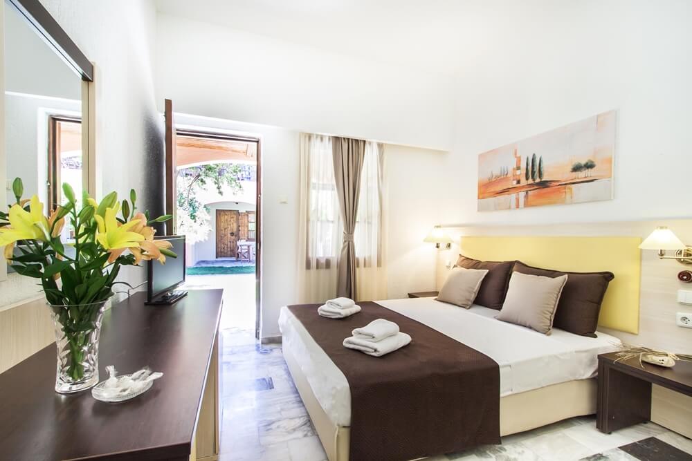 Hotel Rigas - Francuski lezaj iz drugog ugla.jpg