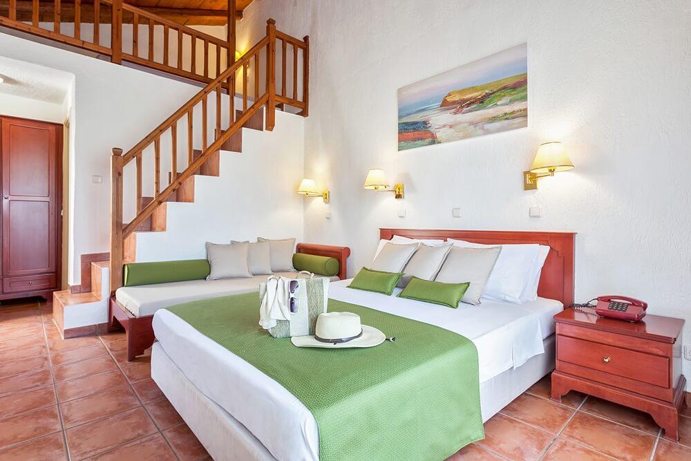 Hotel Rigas - lezajevi u mezoneti iz drugog ugla.jpg
