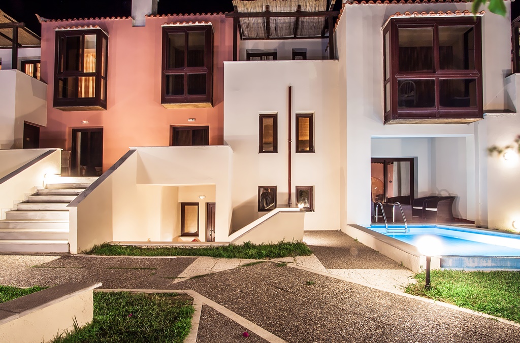 Hotel Rigas - pogled na objekat i privatni bazen.jpg