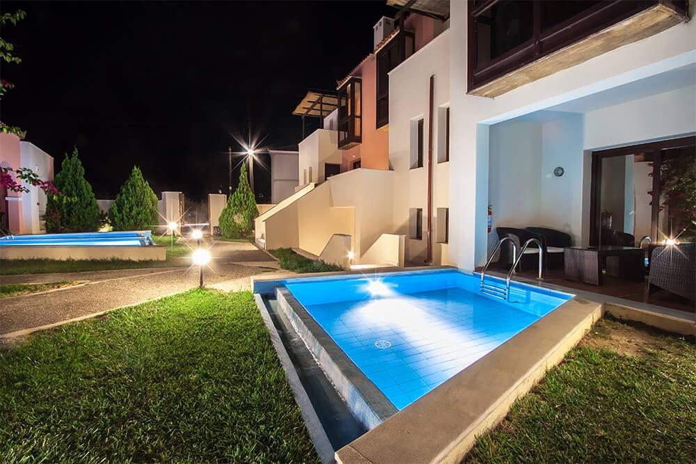 Hotel Rigas - privatni bazen iz drugog ugla.jpg
