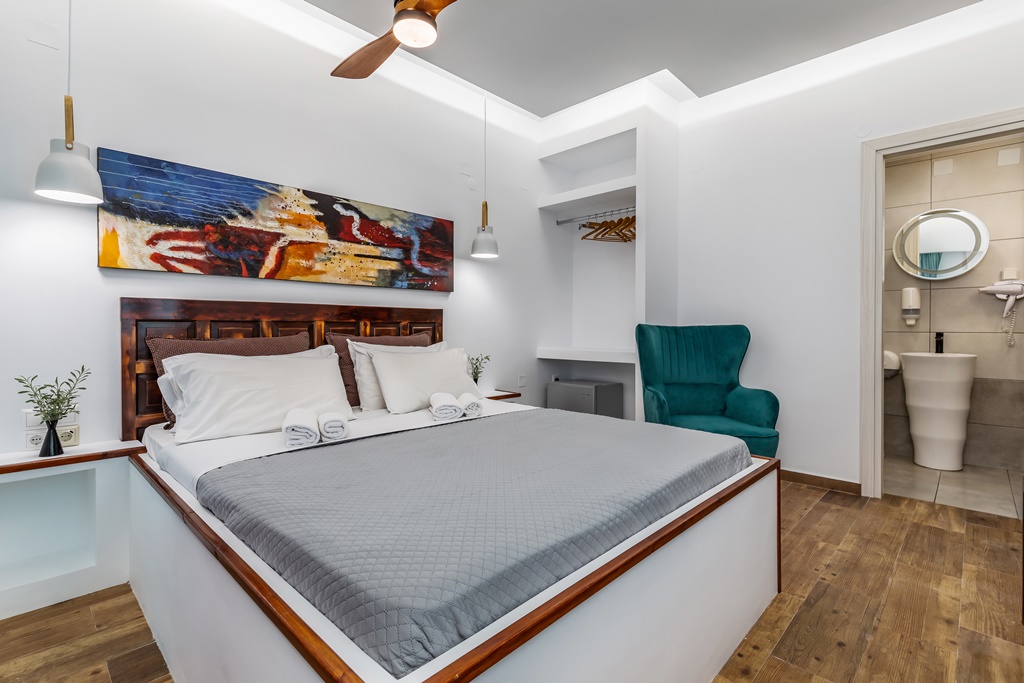 Hotel Rigas - ugrađeni francuski lezaj iz drugog ugla.jpg