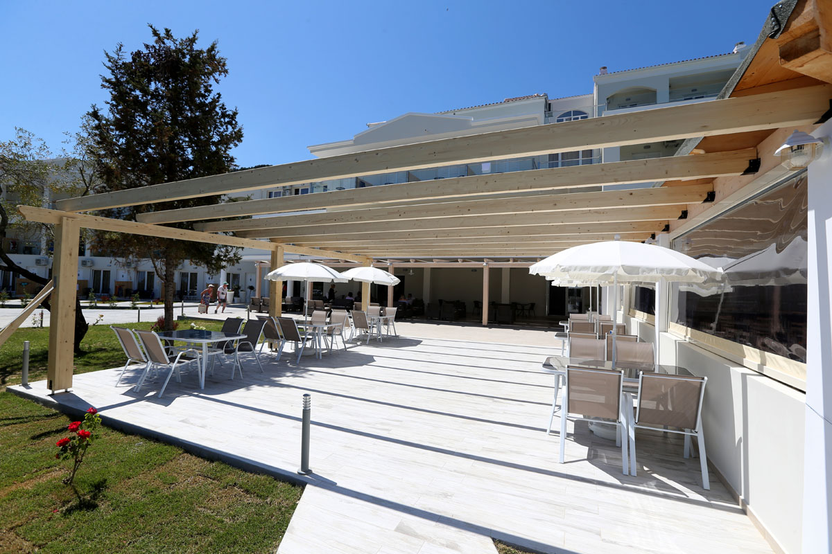 Saint George Palace-Bar napolju.jpg