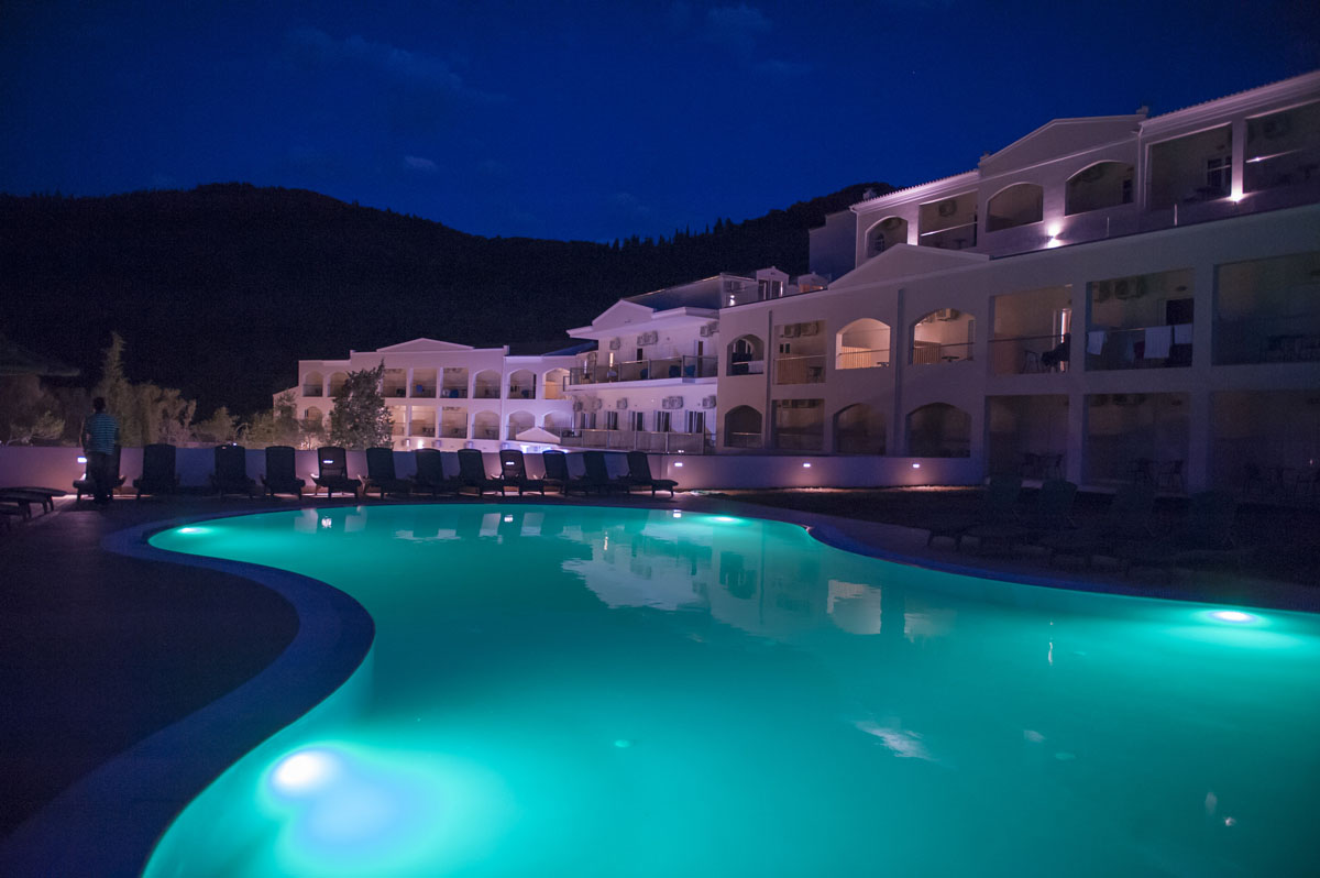 Saint George Palace Hotel-Bazen nocu.jpg