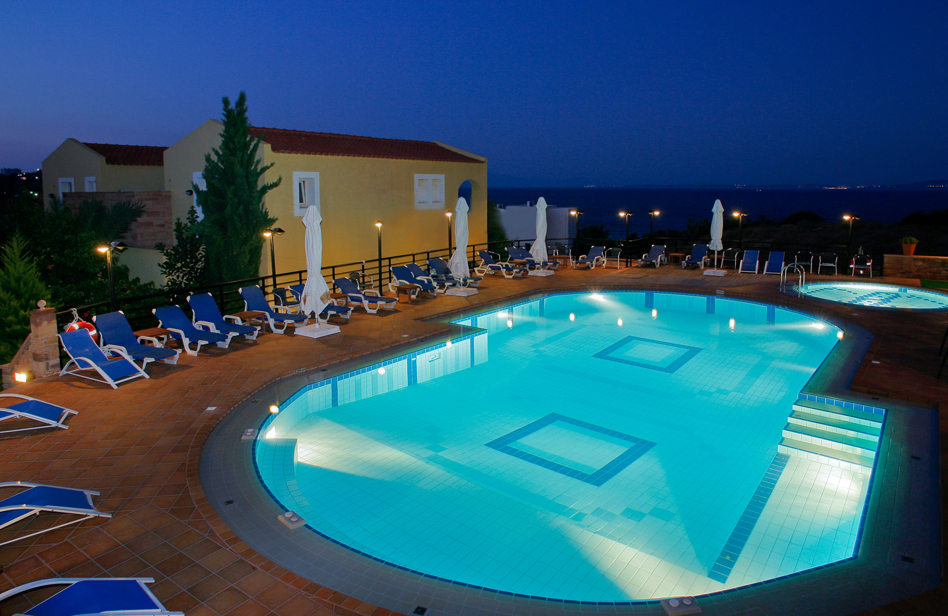 Sea View Resort - bazen nocu.jpg