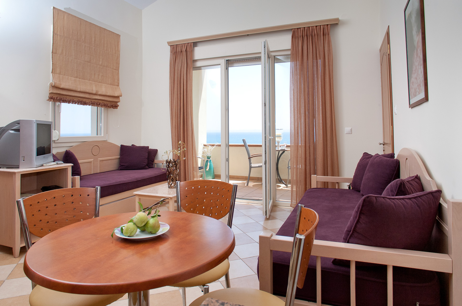 Sea View Resort - deo za sedenje opred balkona.jpg